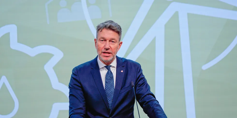 Hovedmålet er å opprettholde vindkraftvirksomheten på Fosen, men på en måte som ikke krenker reindriftssamenes rettigheter, understreker olje- og energiminister Terje Aasland (Ap).