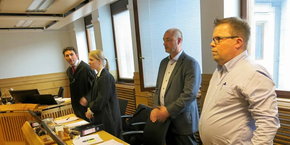 KLAR FOR VITNEBOKSEN: Styreleder i NSL, Håvard Høgstad (t.h.) gjør seg klar til å vitne i Reppe-saken. F.v. NSLs advokat Eirik Edvardsen, NSLs andre advokat Stine Eriksson og NSL-sjef Robert Eriksson.Foto: Agnar Berg