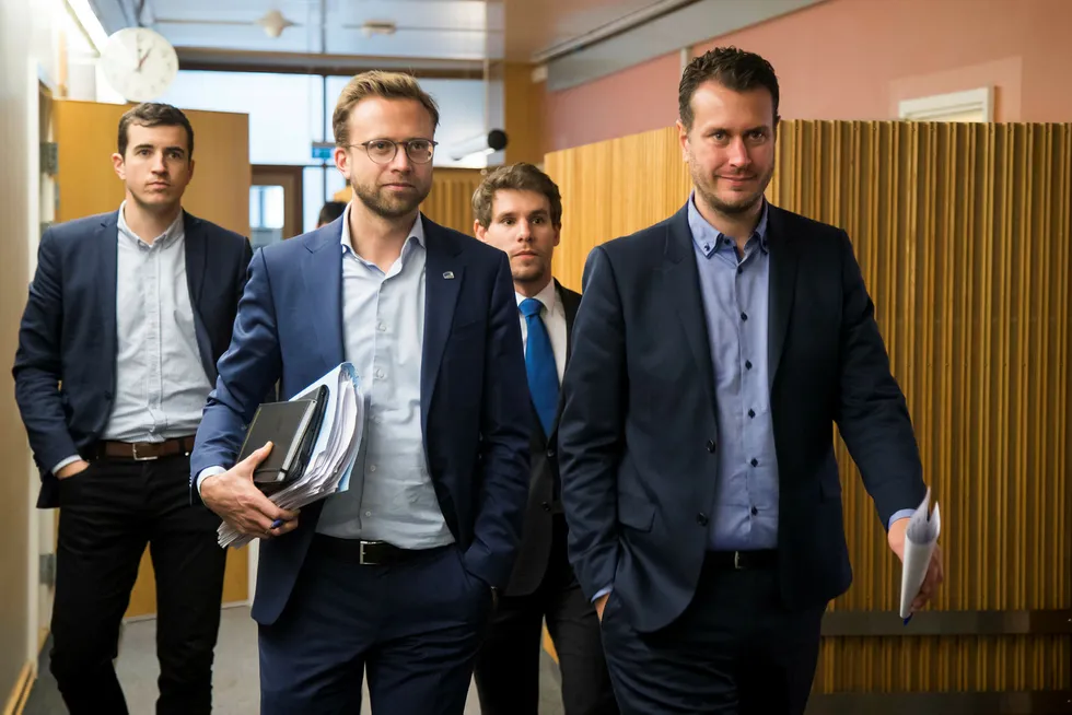 Nikolai Astrup (H) og Helge André Njåstad (Frp) på vei til nye forhandlinger om budsjettet i statsrådssalen på Stortinget tirsdag. Foto: Heiko Junge / NTB scanpix