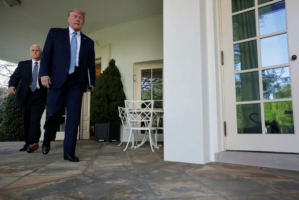 USAs president Donald Trump vil gjenåpne økonomien så snart som mulig. Her på vei ut av det ovale kontoret i Det hvite hus, sammen med visepresident Mike Pence.