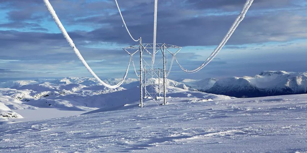 Snøen ligger fortsatt tungt i fjellet, men denne uken skal snøsmeltingen starte så smått.