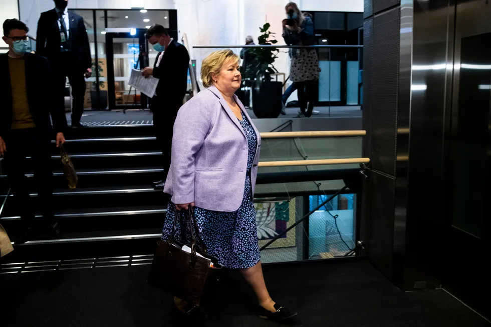 Statsminister Erna Solberg forlater Stortinget etter åpen høring om det avlyste salget av Bergen Engines.