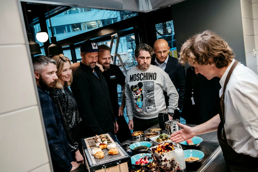 Produktsjef David Bratlie i Dugurd (til høyre) viser frem «mandagsmaten» til Braathen-sjefene og Dugurd-partnerne. Fra venstre: Even Ramsvik, utleiesjef Ingrid Moe i Braathen, Stian Floer, Tom Victor Gausdal, Anders Braathen og administrerende direktør Leif Arne Røsnes i Braathen eiendom.