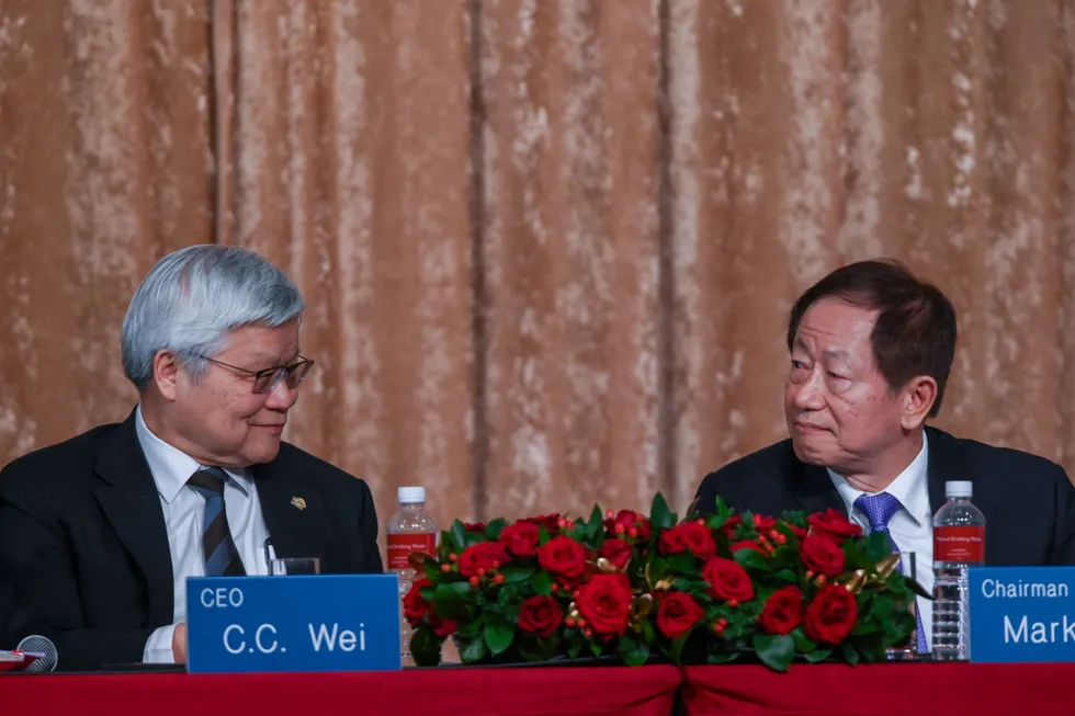 Taiwan Semiconductor Manufacturing Companys (TSMCs) konsernsjef C.C. Wei (til venstre) og styreformann Mark Liu (R) er blant verdens viktigste toppledere. Her fra resultatpresentasjonen i Taipei torsdag 18. januar.