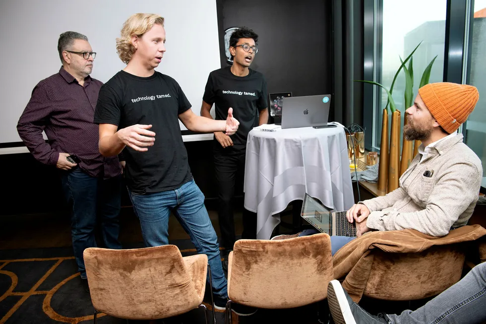 En engasjert Hold-sjef Maths Mathisen (foran stående) sammen med styreleder og medgrunnlegger Vinoth Vinaya. De to nye styremedlemmene Jonathan Durden (Phd-grunnlegger, til venstre) og Kahoot-gründer Johan Brand følger med.