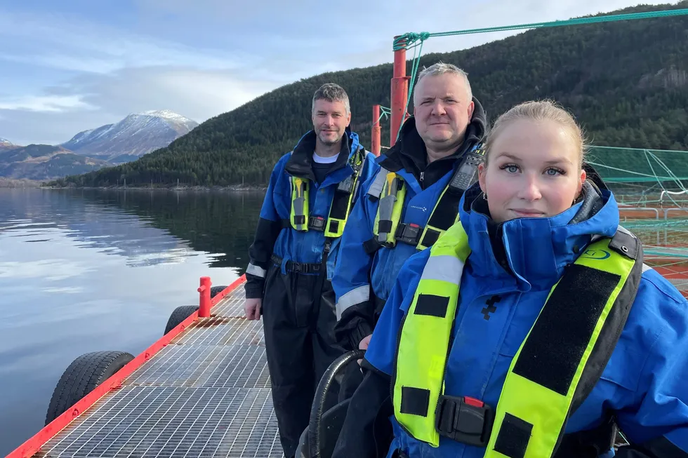 Celine Kaland (18), Odd Gitle Aaraa (41) og John-Petter Lundervik (47) er ofte ute på merdkanten for å se til fisken «sin».