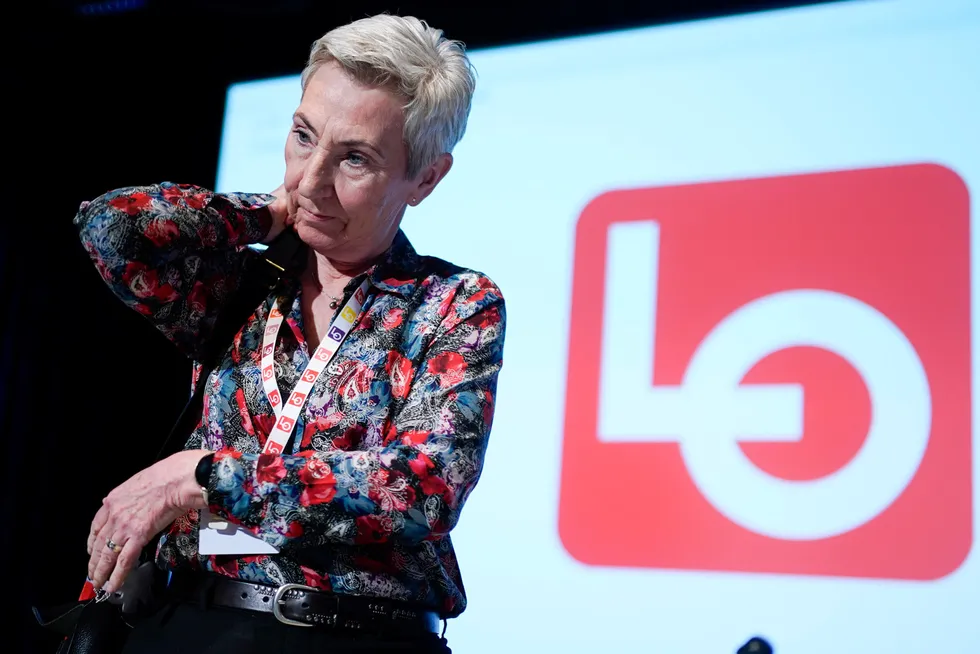 LO-leder Peggy Hessen Følsvik åpner døren på gløtt for endringer i sykelønnsordningen.