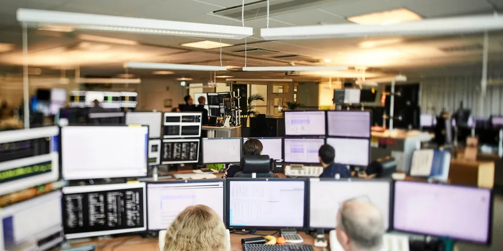 De nordiske systemoperatørene jobber på spreng for å innføre ny nordisk balansemodell (NBM). Den nye automatiserte modellen vil gi en ny hverdag for operatørene som balanserer kraftsystemet. Her fra Svenska kraftnäts kontrollrom.