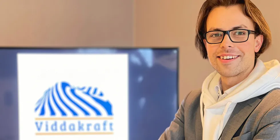 Filip Krzewski har startet opp strømsalgselskapet Viddakraft. En av avtalene han tilbyr koster 1 krone i måneden pluss «forvaltet strømpris. – Kundene kjenner ikke sluttsummen på forhånd i spotavtaler heller, sier Krzewski.