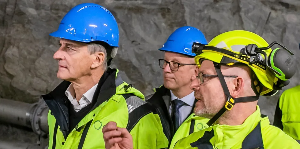 Statsminister Jonas Gahr Støre offisiell åpning av Jølstra kraftverk, sammen med kraftverksoperatør Dag Flølo.