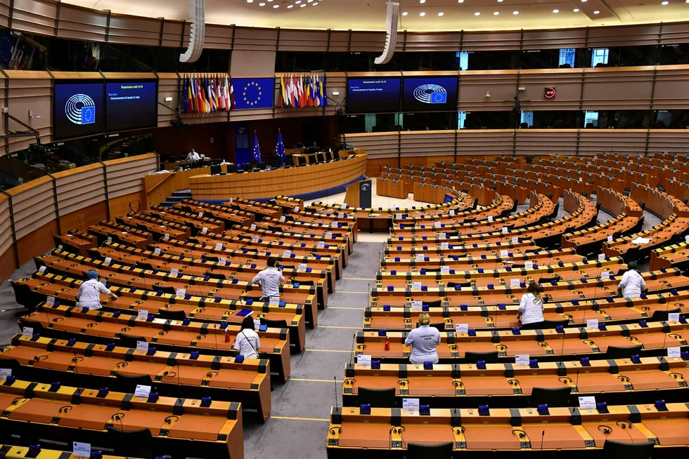 Hvor skal EUs nye makt havne. Representantene i Europaparlamentet vil ha mer penger og kontroll.