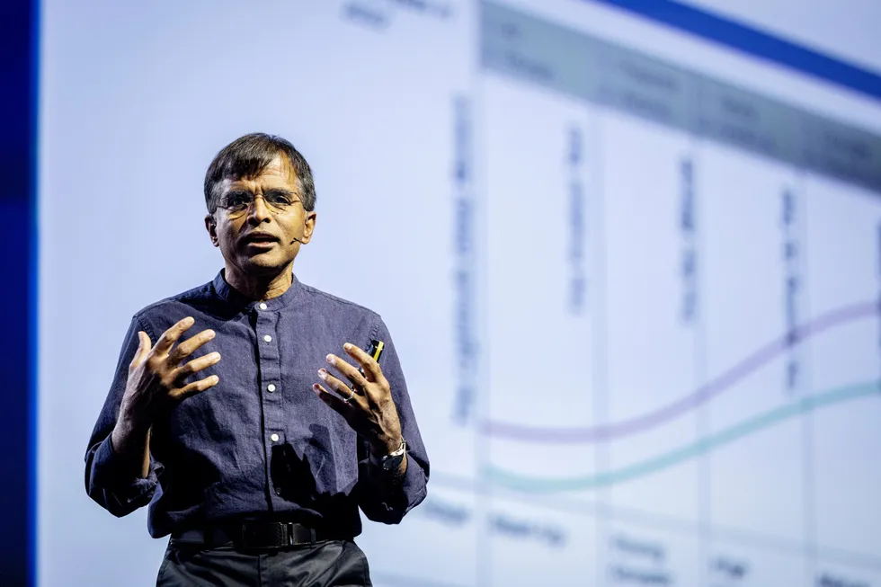 Aswath Damodaran er finansprofessoren som mener at alle kan lære seg å verdsette selskaper. Det er et håndverk, ikke en vitenskap. Bildet er fra en konferanse i regi av Oslo Business Forum.