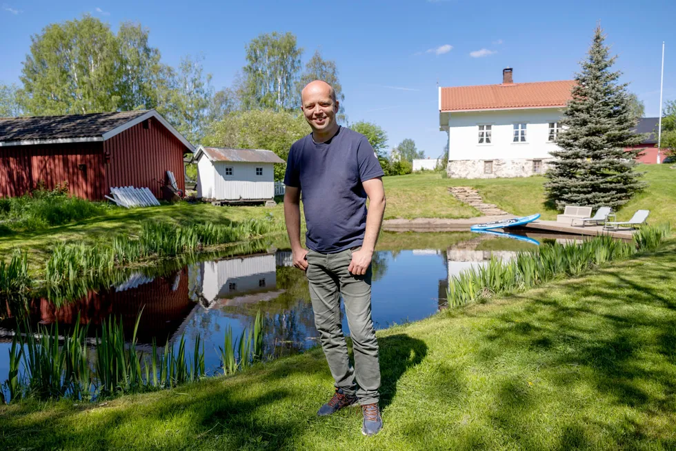 Finansminister Trygve Slagsvold Vedum vil at nordmenn til å spise det norske bønder produserer og minst mulig annet. Her fra Slagsvold Vedums gård i Stange i Innlandet.