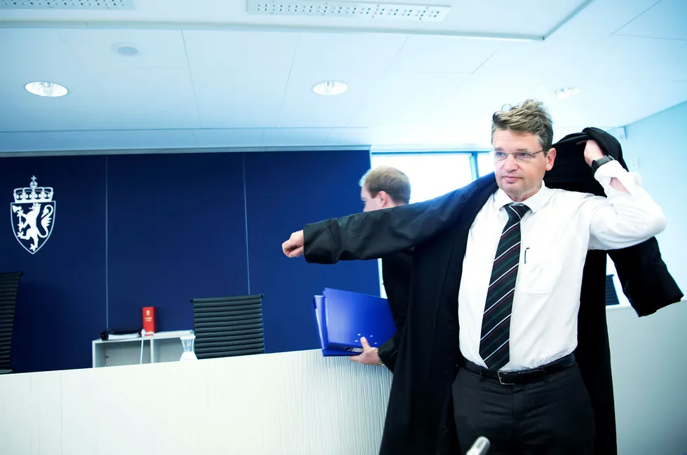 Arne Vigelands forsvarer Trygve Staff mener klienten må frifinnes. Staff mener Vigeland må ha vært i en frifinnende rettsvillfarelse da han fikk naboens uthus kappet i to. Foto: Elin Høyland