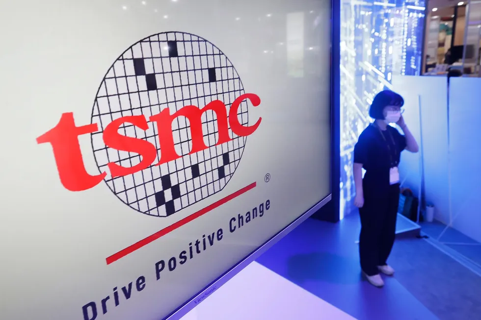Taiwans aksjemarked har opplevd en massiv salgsbølge fra utenlandske investorer, særlig i Taiwan Semiconductor Manufacturing Co. (TSMC). Utenlandske fond har solgt netto 391 milliarder taiwanske dollar (12 mrd. dollar) i aksjer de siste 12 handelsdagene.