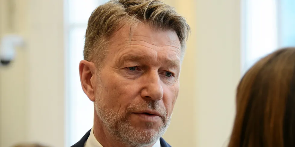– Vi vil ikke at vindkraft skal være uønsket, sier olje- og energiminister Terje Aasland. Her er han avbildet under presentasjonen av tilleggsmeldingen til Energimeldingen i forrige uke.