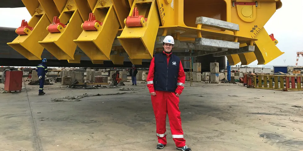 Prosjektleiar Bjarne Johansen ved verftet i Kina, kor Havfarmen 1 vert bygd. Han koordinerer ferdigstillinga av Havfarmen i Kina frå heimekontor på Sortland.