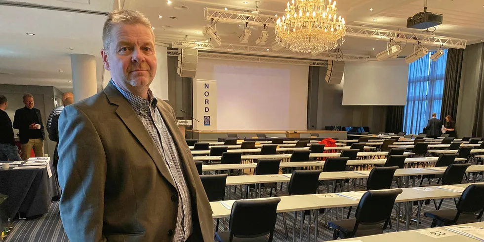 ALVOR: Leder Roger Hansen i Fiskarlaget Nord. Preget av alvoret foran åpningen av årsmøtet i Tromsø.