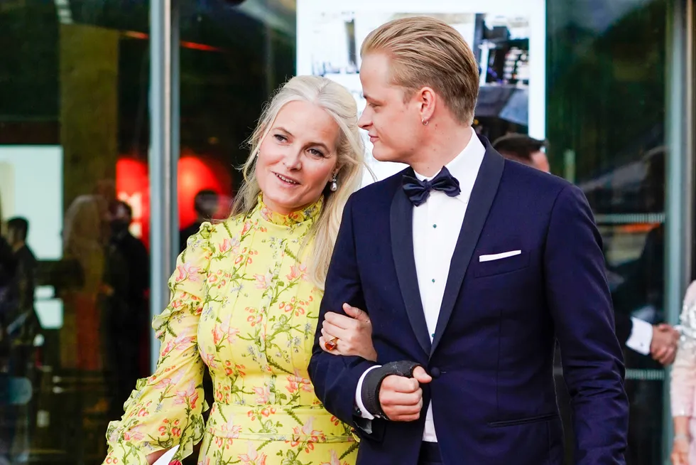 Marius Borg Høiby og hans mor kronprinsesse Mette-Marit under regjeringens festarrangement i forbindelse med prinsesse Ingrid Alexandras myndighetsdag.