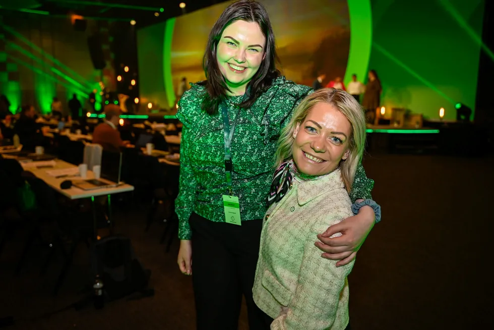 Leder for Senterungdommen Andrine Seppola (t.v.) sa på landsmøtet i helgen at et regjeringssamarbeid med SV var like unaturlig som at okser skulle kalve. Her sammen med landbruks- og matminister Sandra Borch (Sp).