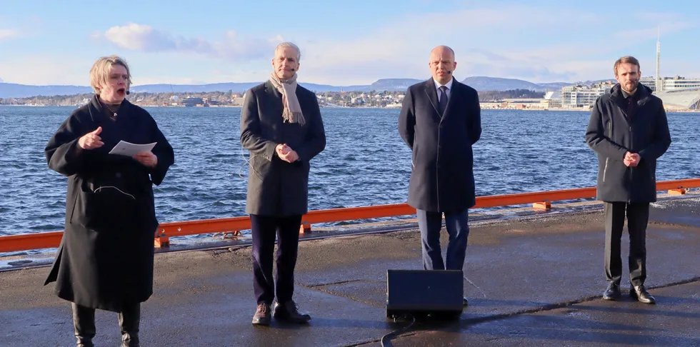 Regjeringens pressekonferanse om havvind var meget vellykket i den forstand at den blåste liv viktige spørsmål. Fra venstre: olje- og energiminister Marte Mjøs Persen (Ap), statsminister Jonas Gahr Støre (Ap), finansminister Trygve Slagsvold Vedum (Sp) og næringsminister Jan Christian Vestre (Ap).