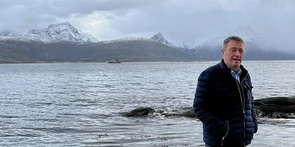 Tarald Sivertsen. I bakgrunnen hans integrerte tare- og lakseanlegg Folla Alger i Nordfold i Steigen kommune i Nordland. Han ser det fra stuevinduet heime.