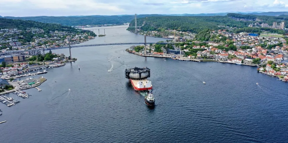 Fredag ettermiddag fraktes Marine Donut nordover fra Grenland (Porsgrunn) mot Romsdalsfjorden