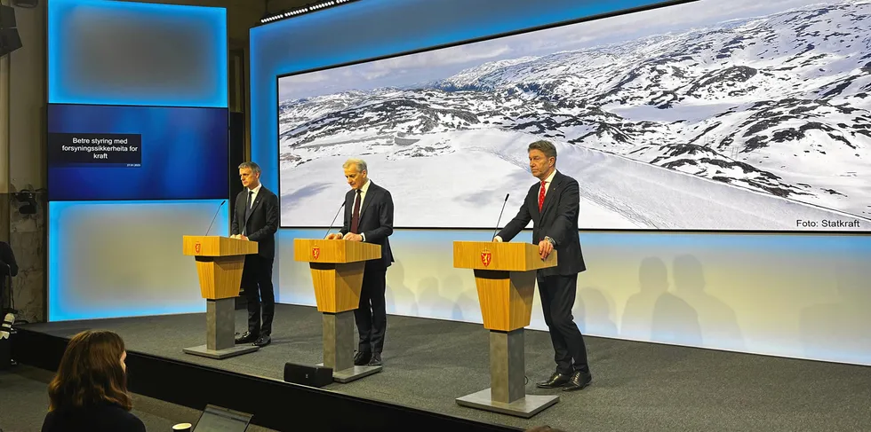 Jonas Gahr Støre presenterer den nye styringsmekanismene sammen med NVE-sjef Kjetil Lund og olje- og energiminister Terje Aasland.