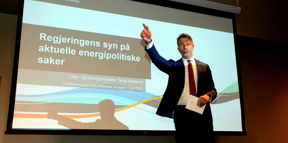 Olje- og energiminister Terje Aasland karakteriserer kravet om funksjonelt skille som kostnadsdrivende, og vil fjerne kravet for selskaper med færre enn 100.000 nettkunder.