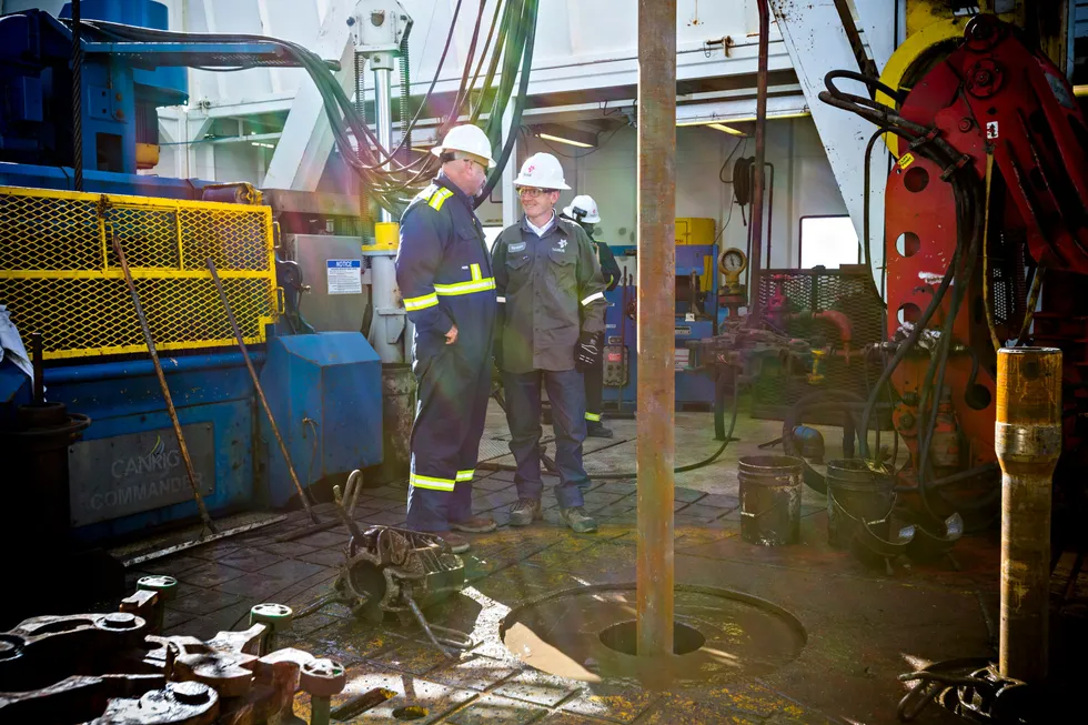 Bildet er fra Williston i Nord-Dakota i USA, I 2013 var Gene Beck (til venstre) direktør ved Statoils lokalkontor i Austin i Texas. Torstein Hole var sjef for Statoils landaktiviteter i Nord-Amerika. USA var da på vei til å bli verdens største produsent av gass og olje fra skiferformasjoner på land.