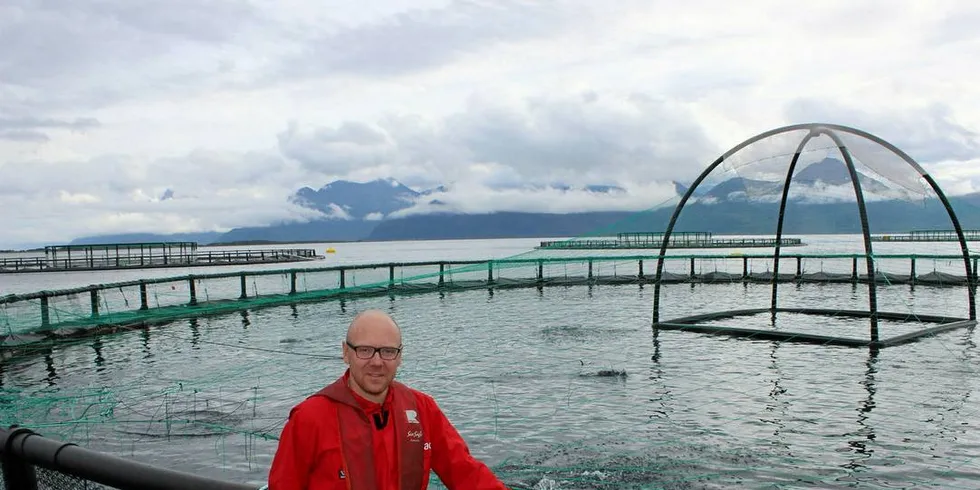 IntraFish-journalist Anders Furuset på merdkantenPrivat