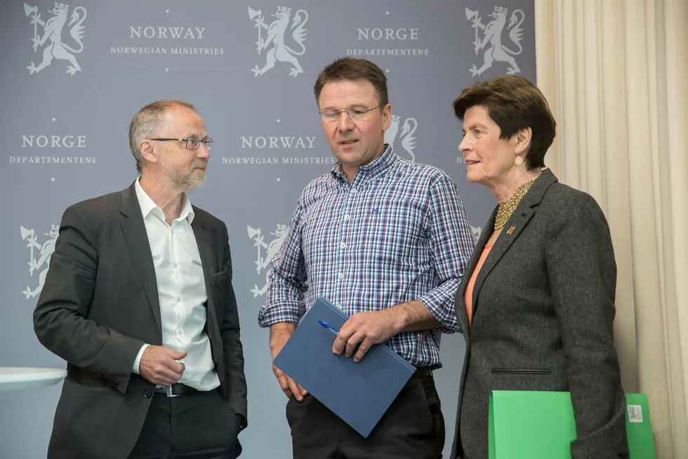 Departementsråd Leif Forsell i Landbruks- og matdepartementet overleverte statens tilbud i jordbruksforhandlingene til lederen i Norges Bondelag Lars Petter Bartnes og Norsk Bonde- og Småbrukarlags Merete Furuberg fredag. Foto: Foto: Vidar Ruud / NTB scanpix