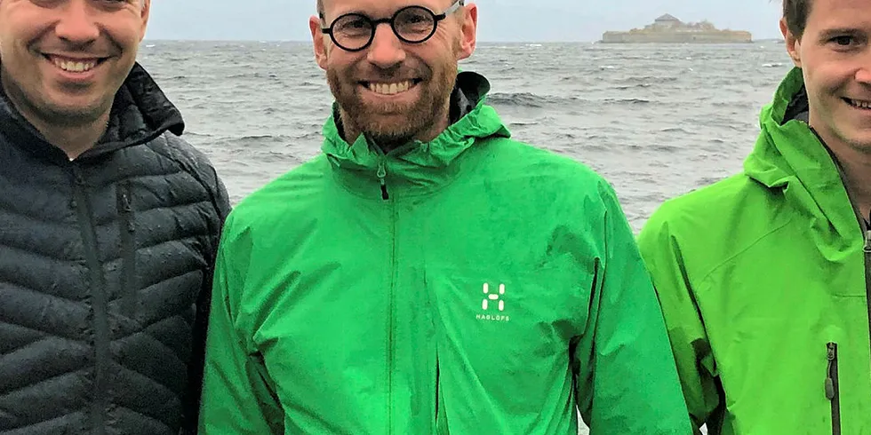 Håvard Ramsfjell (i midten) skal sammen med Jan-Egil Wagnild (til venstre) og Eivind Furu Høydal i Moen Marin gjøre hverdagen smartere i Aquagen.