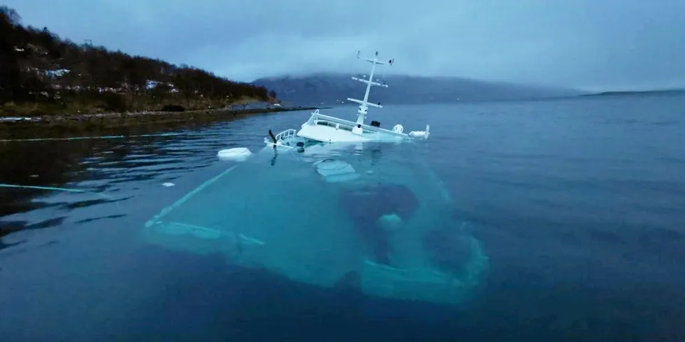 Denne arbeidsbåten havarerte utenfor Vikholmen i Nesna i går. Denne arbeidsbåten havarerte utenfor Vikholmen i Nesna i går.