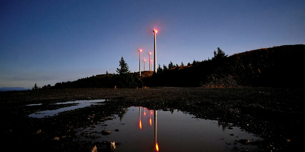 En økning av turbinstørrelsen fra 135 til 200 meter ved Skorveheia utløser krav om blinkende høyintensitetslys.