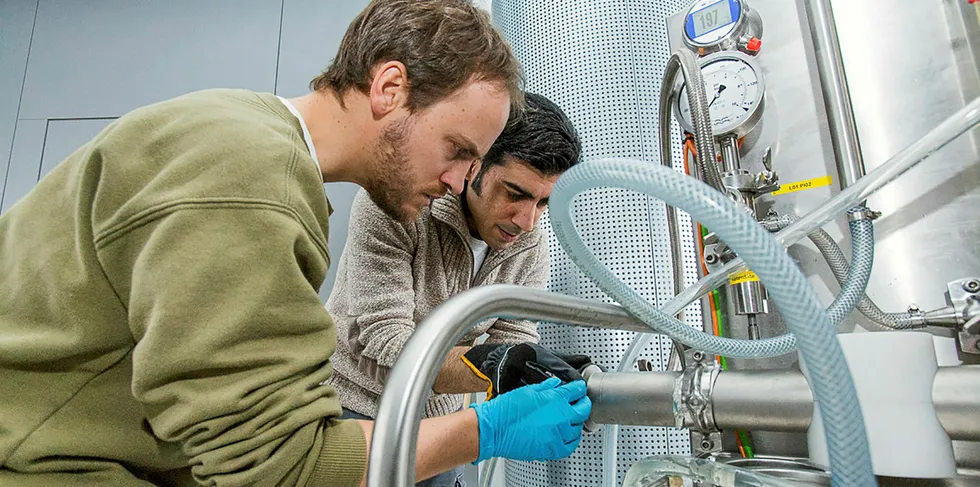 Energistudenter på NMBU i sving på laboratoriet.