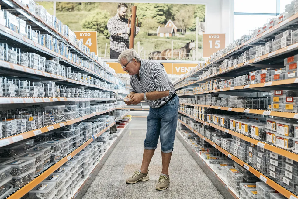 Rustfrie skruer er lov, men ikke bil- eller båtprodukter i Biltemas varehus på Forus utenfor Stavanger. Det synes kunde Alf Ole Stranden er rart.