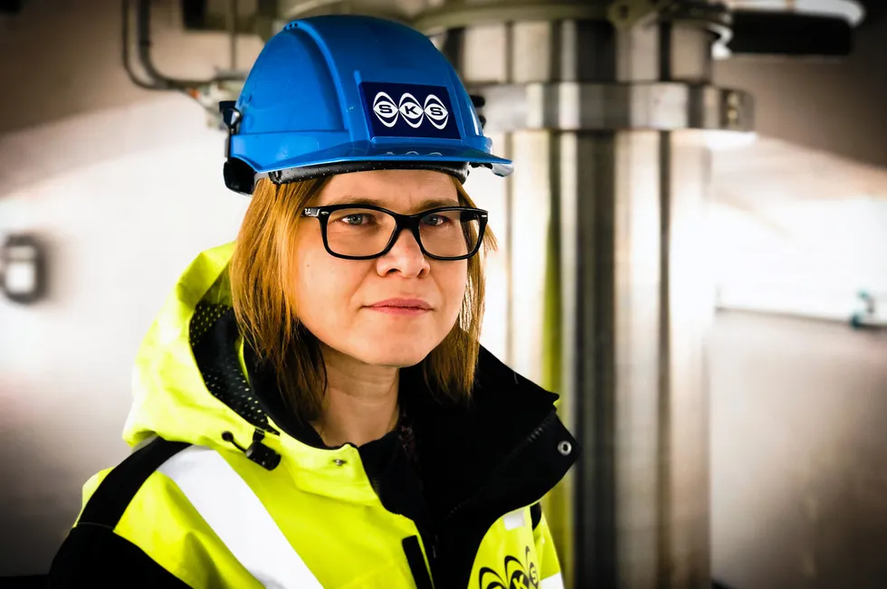Konsernsjef i Salten Kraftsamband (SKS), Liina Veerme, informerer om at det er utfordrende å være produsent med dagens priser.