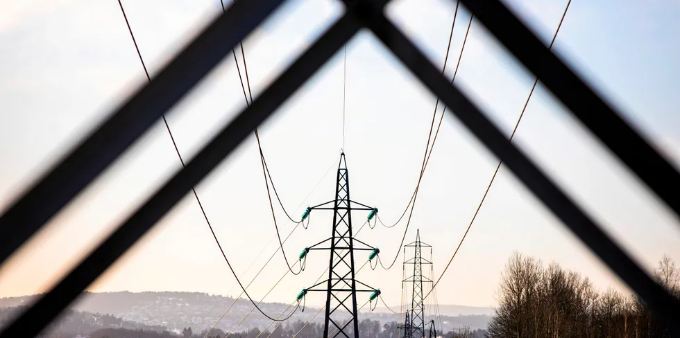 Til sammen vil inntektene til Statnett fra innenlands flaskehalser i juli alene bli på nesten 2 milliarder kroner, ifølge Europowers regnestykke. Dette er ikke penger operatøren kan gjøre som den vil med. Så hvordan bør de brukes?