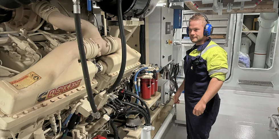 Tony Byrkjeland (27) er motormann om bord i brønnbåten Aqua Kvaløy. – Vi er to i maskin, en maskinsjef og en motormann, så jeg jobber fra syv om kvelden til syv om morgenen. Det funker veldig fint for meg, sier Byrkjeland.