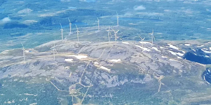 Verdien av strømmen fra den uregulerbare vindkraften var mellom 5,8 og 18,8 prosent lavere enn verdien av strømmen fra regulerbare vannkraftverk. Forskjellen var størst i Midt-Norge (NO3) og minst på Østlandet (NO1).
