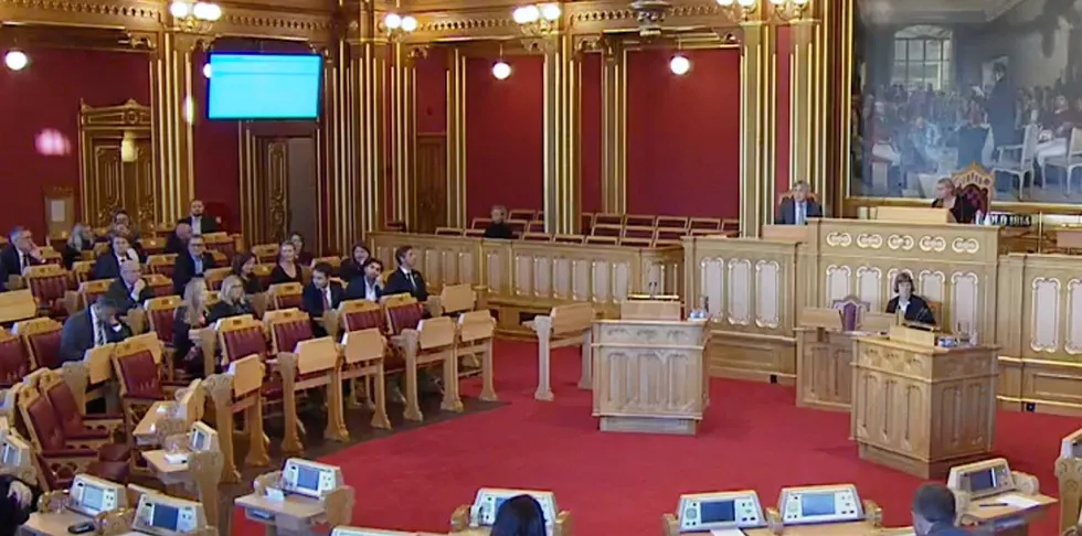 Et enstemmig Storting sluttet seg i dag til et omforent forslag om tiltak i bostøtte og sosialhjelp som skal hjelpe folk med dårlig råd til å betale strømregningen.