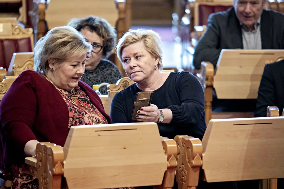 Finansminister Siv Jensen (til høyre) og statsminister Erna Solberg forteller at regjeringen dropper en «under streken»-løsning.