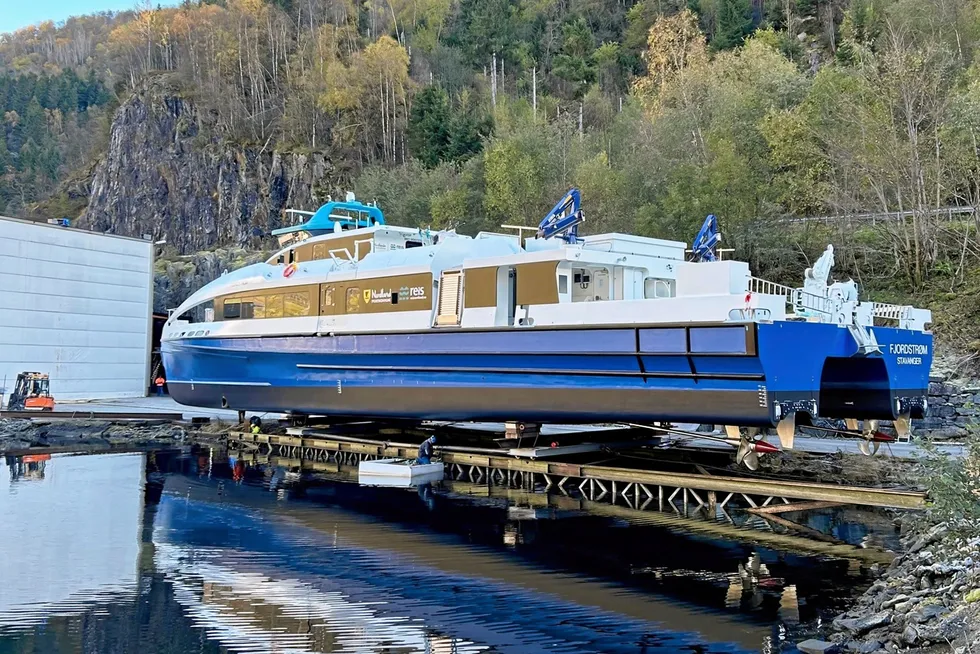 «Fjordstrøm» under sjøsetting ved Brødrene Aa i Hyen.