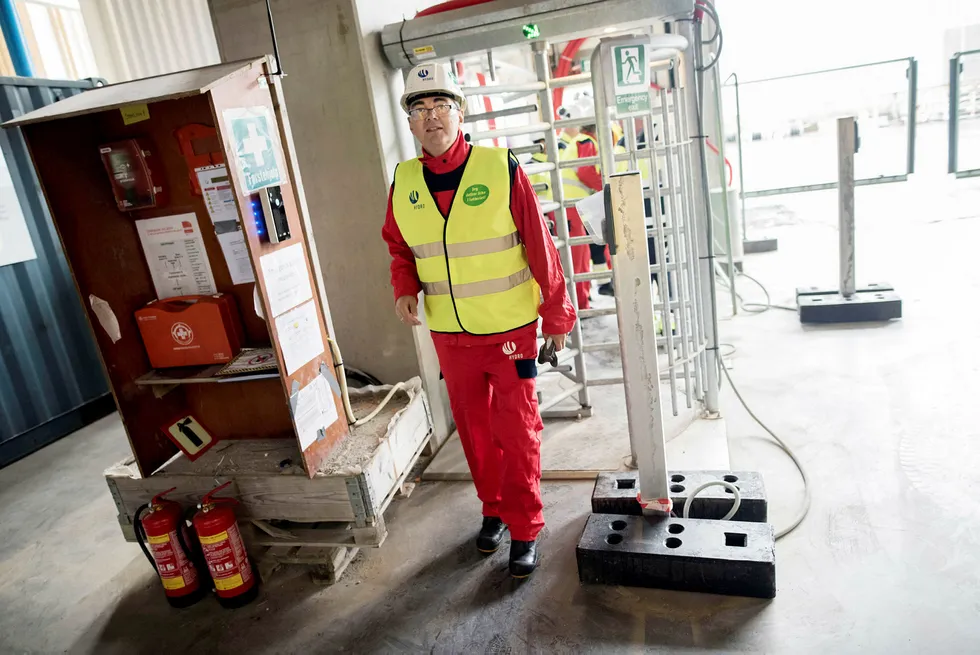 Analytikerne ber Hydro-aksjonærene stålsette seg før børsåpning torsdag. Her er Hydro-sjef Svein Richard Brandtzæg inne i selskapets pilotprosjekt på Karmøy.