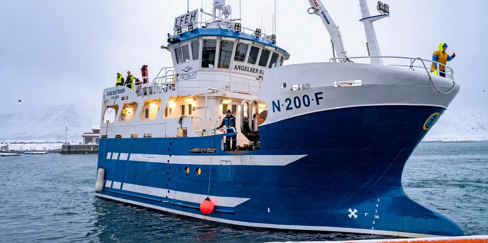 Mannskapet på «Angelsen Senior» fra Flakstad var en venn i nøden onsdag da en fiskerkollega fikk trøbbel utenfor Sørøya onsdag.