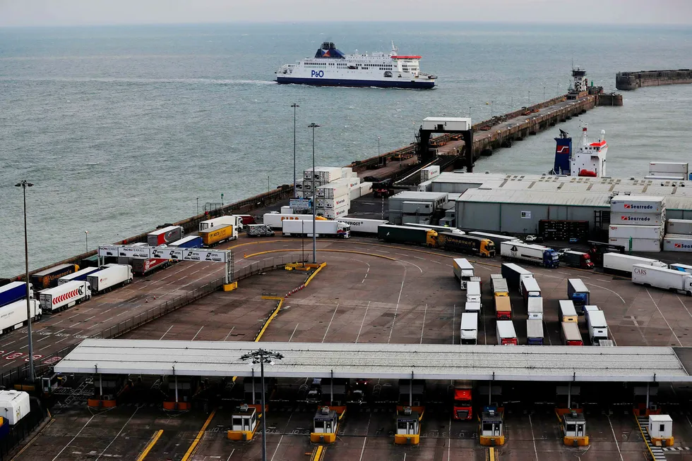 Propp i Dover: Det kan bli milevis med køer i sentrale britiske importhavner og mangel på mat, medisiner og drivstoff etter et par uker, hvis Storbritannia krasjer ut av EU uten noen avtale, advarer et britisk regjeringsnotat. Foto: Daniel Leal-Olivas/AFP/NTB Scanpix