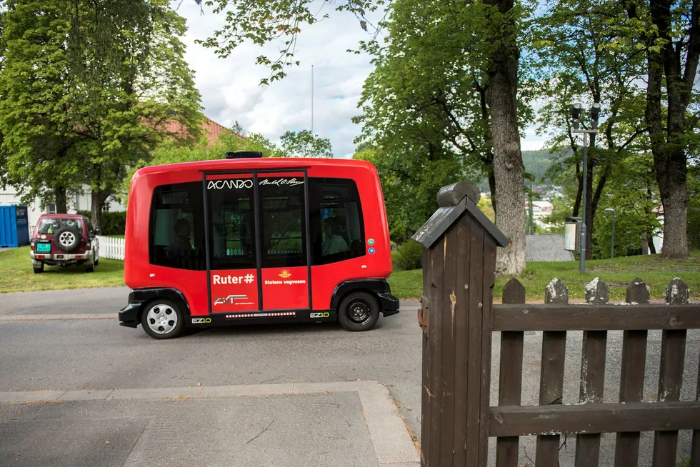 Hvem vil du helst skal kjøre barna dine til skolen? Ruter, Uber eller Tesla? Det er følelsene dine som kommer til å avgjøre. Foto: Fartein Rudjord