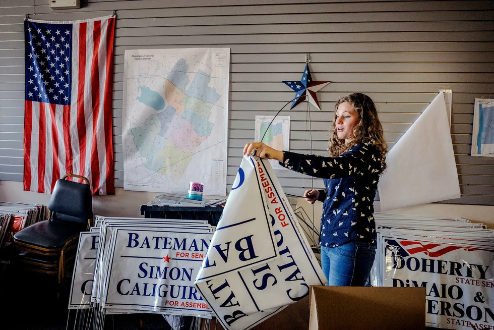 Abigail Lee lager hageskilt for republikanske politikere som stiller til delstatsvalg i New Jersey. Lee jobber som intern for kampanjen til senator Kip Bateman. Foto: Johannes Worsøe Berg