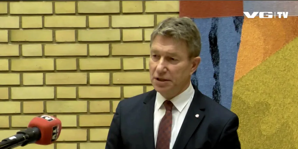 Terje Aasland i Ap var blant de tre politikerne som fredag morgen presenterte forliket mellom Ap, Sp og SV.